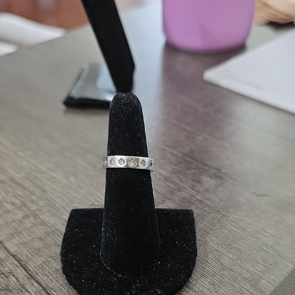 Elegant Silver Diamond-Patterned Ring - image 1